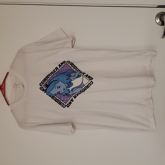 Alice in Wonderland graphic tee Hot Topic ''Curiouser and Curiouser' Lg. - Picture 1 of 3